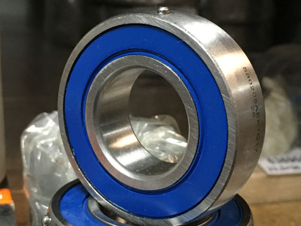 0580000 - однорядные с двумя уплотнениями со сферической поверхностью наружного кольца