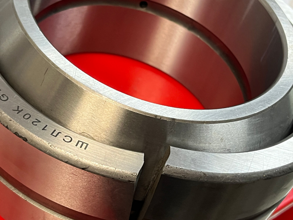 ШСЛ000К - с отверстиями и канавками для смазки на внутреннем и наружном кольцах с двухразломным наружным кольцом