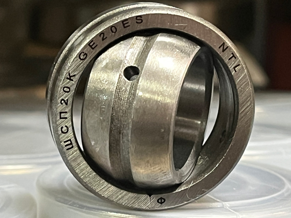 ШСП000 - с отверстиями и канавками для смазки во внутреннем кольце с одноразломным наружным кольцом